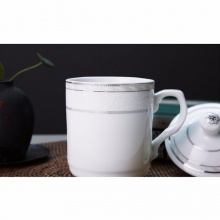 玉柏陶瓷会议杯 杯口7.9cm 高14cm 青花边 白色